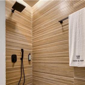 5 bedroom luxury seaside villa with indoor & outdoor pool, near Acharavi, sleeps 10